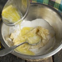 Растопленное масло выливаем в миску с бананами и сахаром