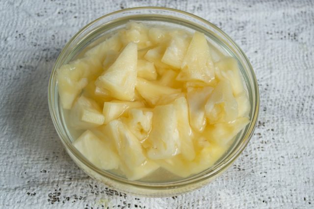 Нарезаем ананас, соединяем с сиропом, добавляем щепотку мелкой соли