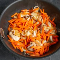 Сладкую морковь режем небольшими брусочками, добавляем к курице и луку