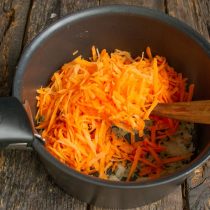 Добавляем тёртую морковку, тушим овощи на среднем огне ещё 5 минут