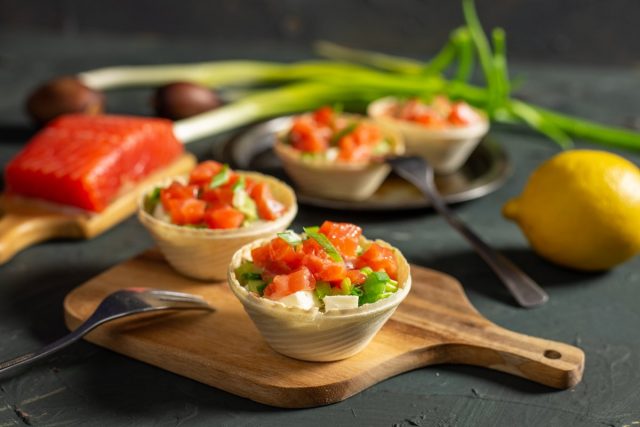 Лёгкий салат в тарталетках с авокадо и красной рыбой