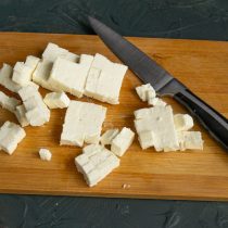 Сливочный творожный сыр режем кубиками такого же размера, что и рыба