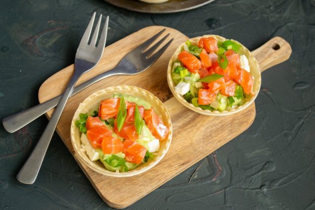 Лёгкий салат в тарталетках с авокадо и красной рыбой готов