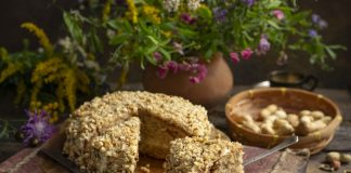 Арахисовый торт с изюмом — простой и сочный
