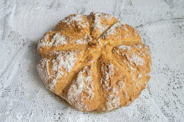 Домашний белый хлеб в духовке с манкой и солёным арахисом готов