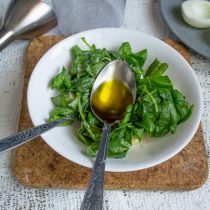 Добавляем столовую ложку оливкового масла