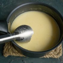 Измельчаем суп погружным блендером до нежной кремовой консистенции, солим