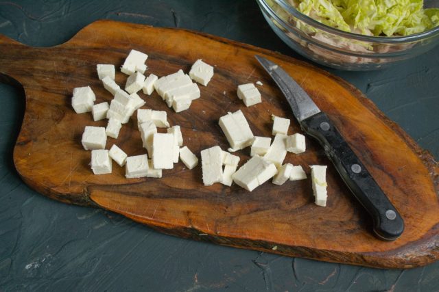 Сливочный творожный сыр нарезаем небольшими кубиками