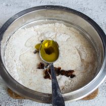 Наливаем оливковое масло первого холодного отжима