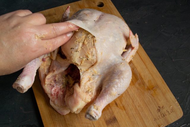 Натираем тушку цыплёнка пастой изнутри и втираем пасту в мясо