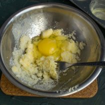 Смешиваем масло с сахаром, разбиваем яйцо и взбиваем ингредиенты несколько минут