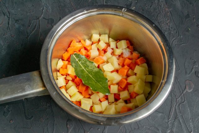 Нарезанные овощи кладём в сотейник, добавляем соль и лавровый лист 