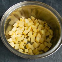 Режем небольшими кубиками картофель, кладём в кастрюлю