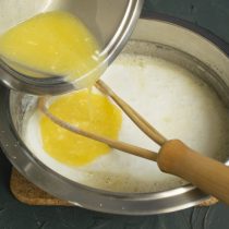 Чуть остывшее растопленное масло вливаем в миску с жидкими ингредиентами