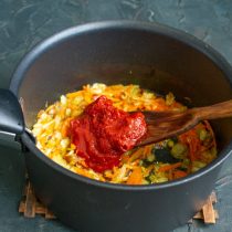 Добавляем к обжаренным овощам томатное пюре, обжариваем всё вместе 10 минут