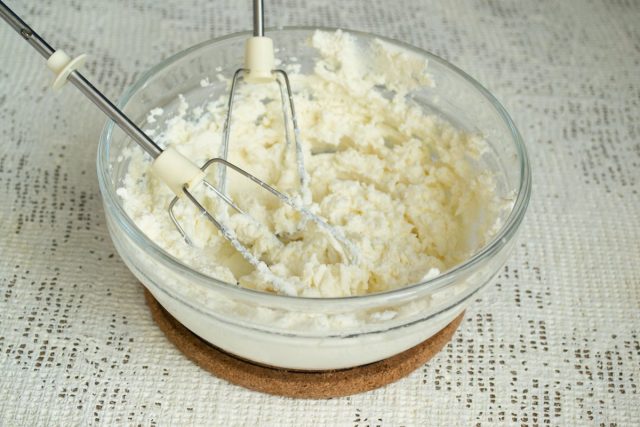 Взбиваем сыр с сахарной пудрой 2-3 минуты, перекладываем взбитый крем в кондитерский мешкой с насадкой