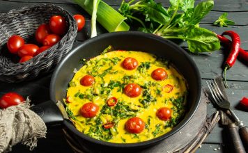 Вкусный омлет со шпинатом и помидорами для идеального завтрака
