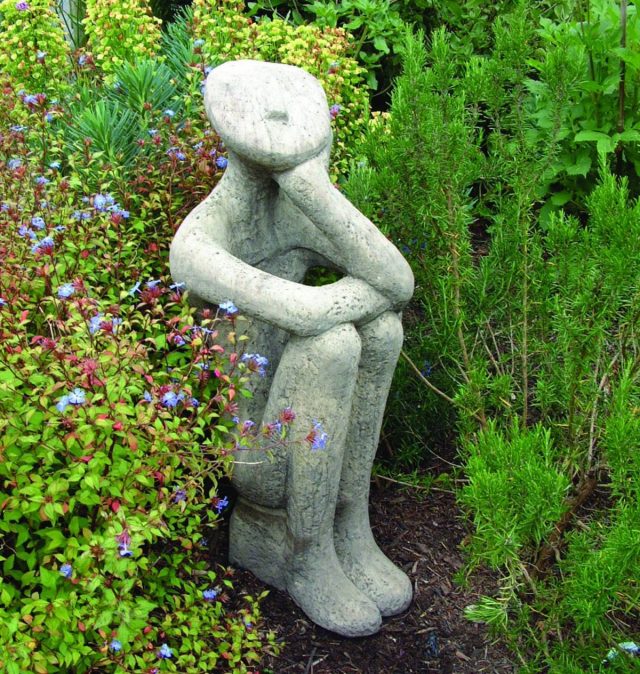 Оригинальная садовая скульптура способна стать изюминкой цветника