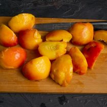 Очищенные от кожицы фрукты разрезаем на четыре части или пополам, достаём косточки