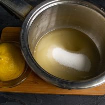 В сотейник насыпаем сахарный песок, наливаем воду, выжимаем сок из лимона