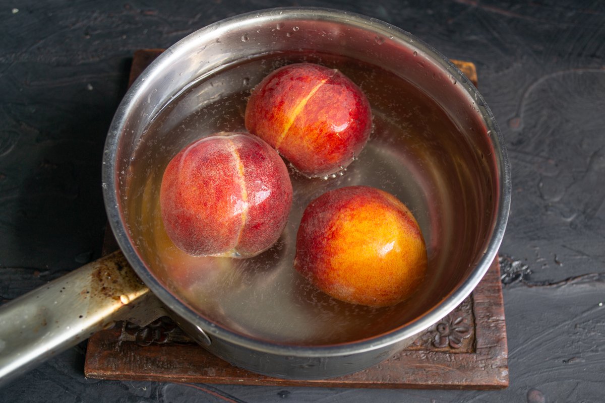 Подайте на стол и наслаждайтесь вкусом свежего желе из персиков с клубникой!