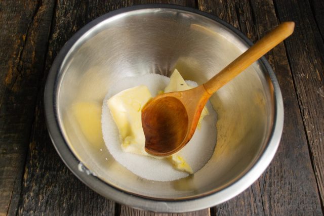Размягченное сливочное масло смешиваем с сахарным песком и щепоткой мелкой соли