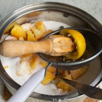 Подготовленный лимон разрезаем пополам, выжимаем сок в кастрюлю