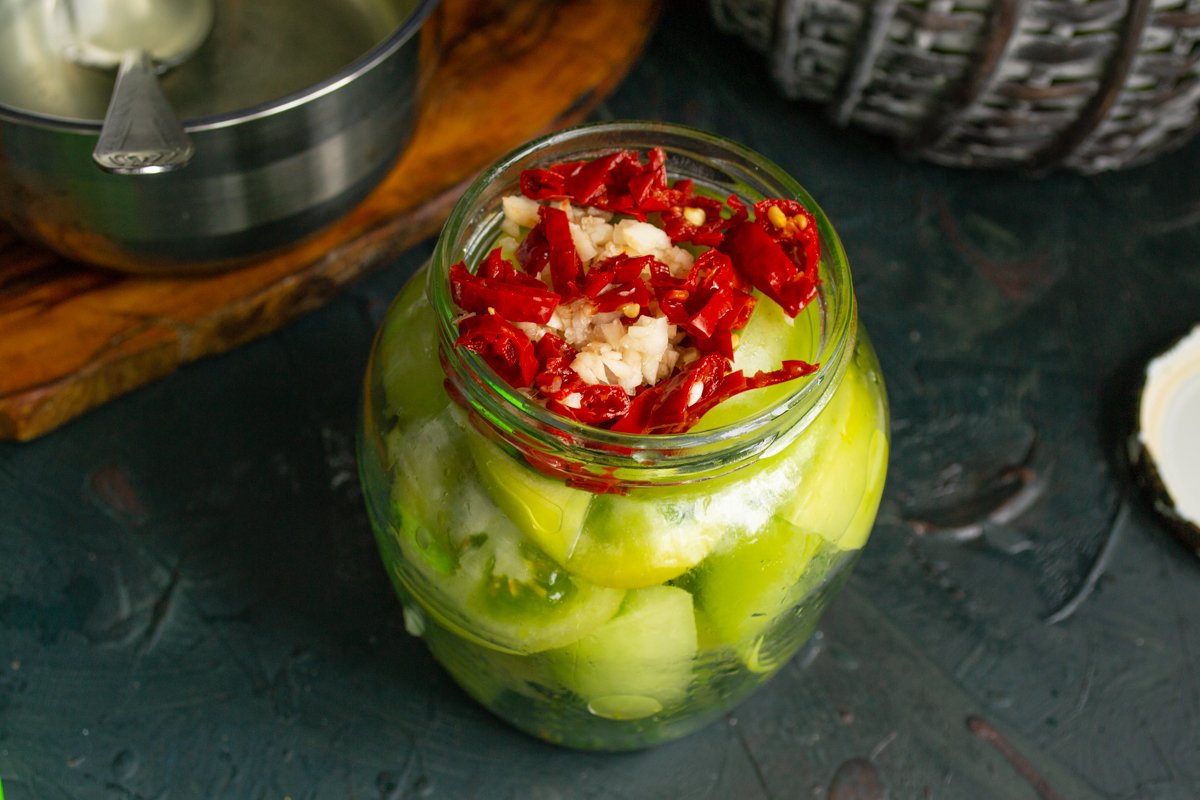 Как приготовить квашеные зелёные помидоры с чесноком и чили без стерилизации: простой рецепт