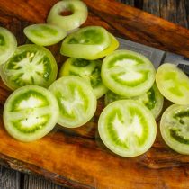 Нарезаем зелёные помидоры тонкими кружочками