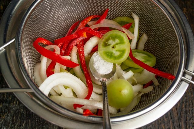 Нарезанные овощи кладём в дуршлаг, посыпаем солью, тщательно перемешиваем. Под дуршлаг подставляем миску для сока