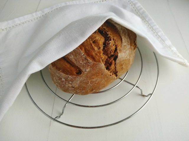 Остужаем готовый хлеб под полотенцем