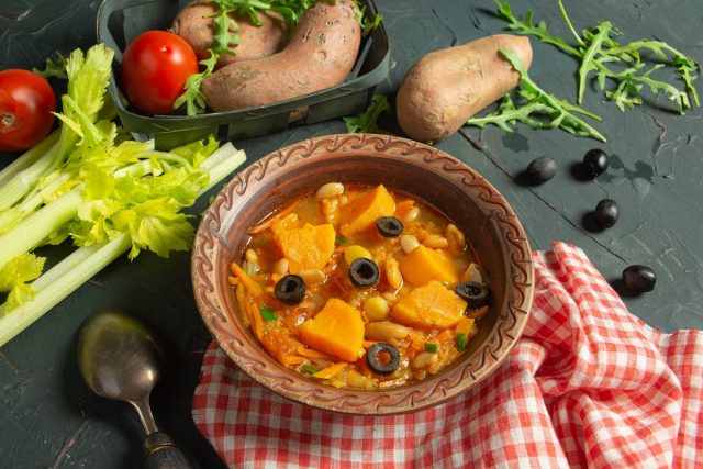 Минестроне с бататом и фасолью — овощной итальянский суп