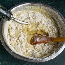 Добавляем растительное масло и быстро замешиваем тесто