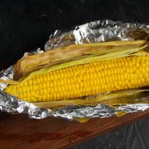 Заворачиваем кукурузу с листьями в фольгу, отправляем запекаться