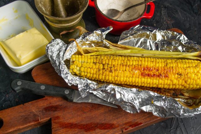 Сочная кукуруза в духовке в фольге с маслом готова