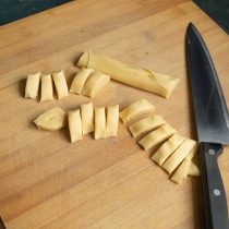 Нарезаем тесто ножом на фрагменты шириной чуть меньше сантиметра