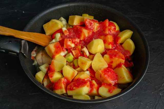 Измельчаем помидоры и добавляем томатное пюре в кастрюлю