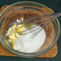 Размягчаем сливочное масло, добавляем соль и сахарный песок