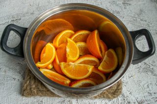 Нарезаем апельсины и заливаем кипятком
