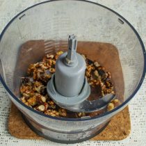 Подготовленные грецкие орехи измельчаем в блендере