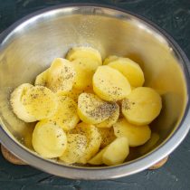 Промываем картофель, солим и перчим