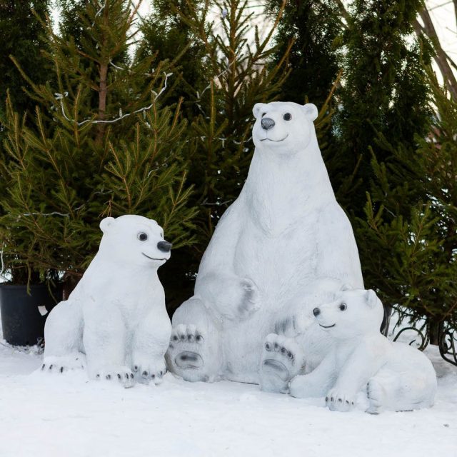 К вам в гости забрела семья снежных медведей