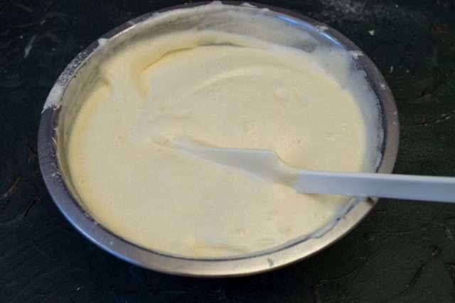 Добавляем ванильный экстракт или ванилин, просеиваем муку и замешиваем тесто