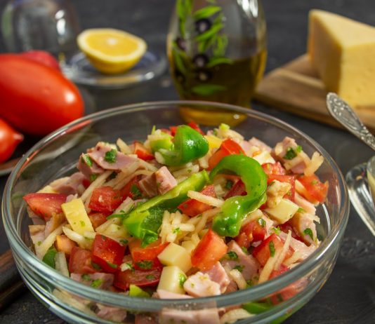 Быстрый салат с ветчиной, помидорами, сыром и домашним лимонным майонезом