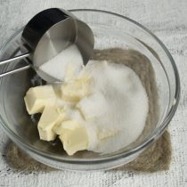 Охлажденное сливочное масло нарезаем, добавляем сахарный песок или сахарную пудру