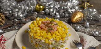 Вегетарианский салат с кальмарами и кукурузой