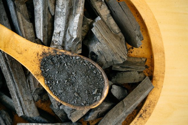 Кроме бактерицидных свойств, древесный уголь еще и хороший абсорбент