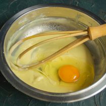 Разбиваем куриное яйцо, смешиваем ингредиенты венчиком 