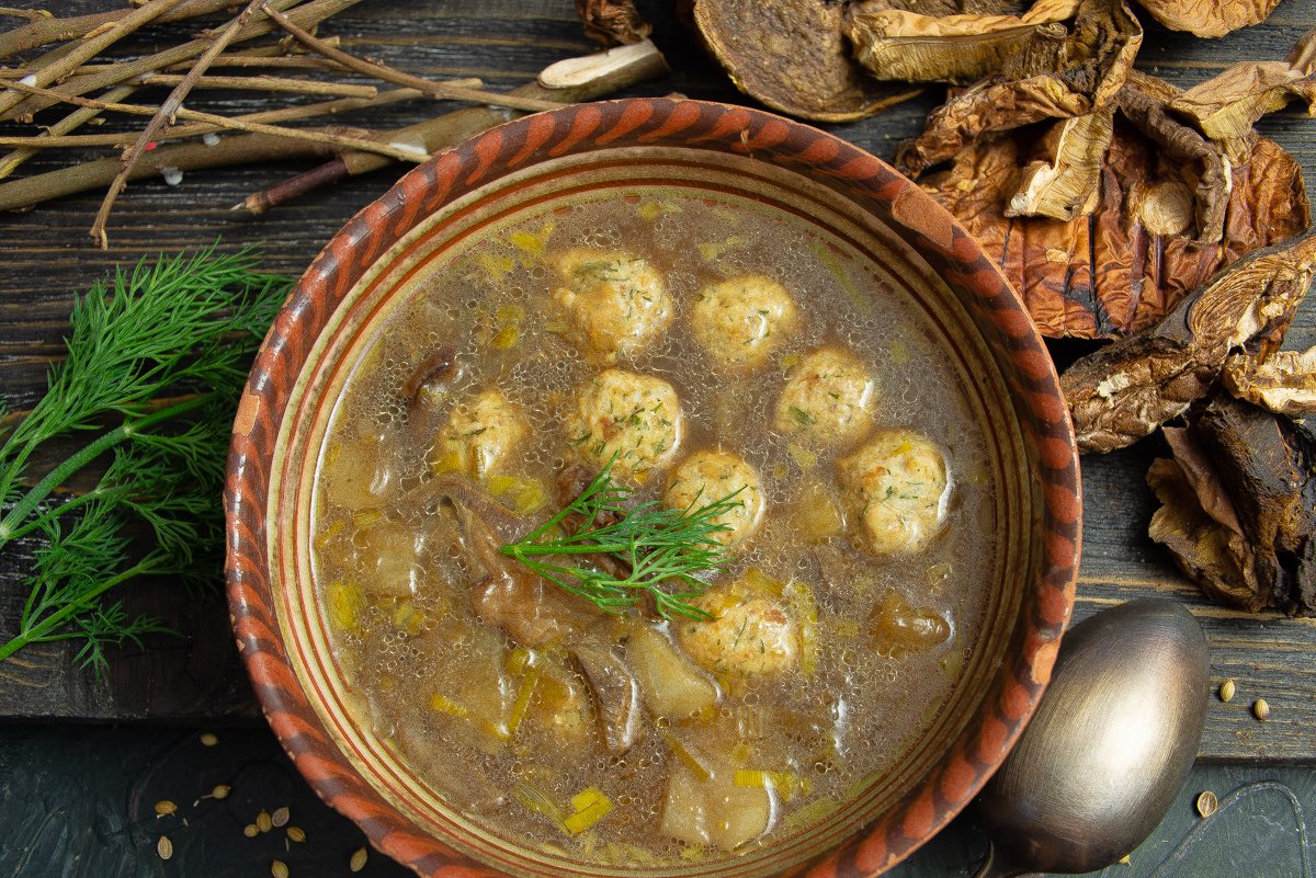 Рецепт вкусного густого грибного супа из сушеных боровиков с куриными фрикадельками