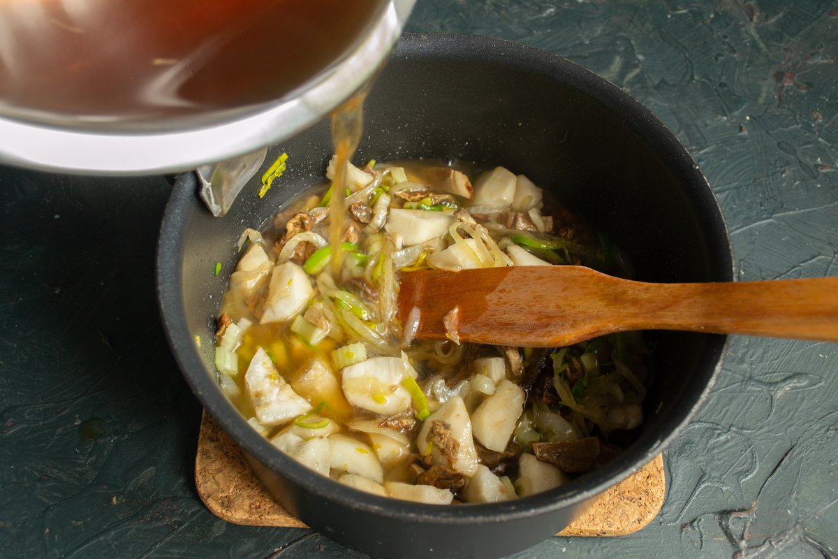 Рецепт вкусного густого грибного супа из сушеных боровиков с куриными фрикадельками